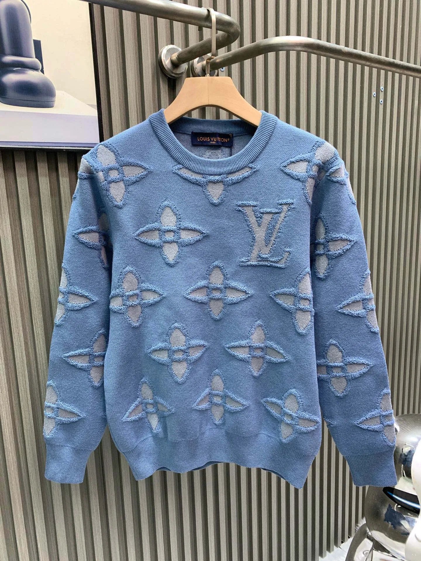 🅿️380 🀄️ Louis Vuitton Louis Vuitton's latest jacquard knitted pullover sweater for autumn and winter 25 is exclusively presented. A sweater with super smooth lines that is very in line with the aesthetic tone. The most basic style is minimalist and low-key luxury style. The simpler the item in the fashion industry, the easier it is to show a sense of high-end fashion. It is a very age-reducing fashion style. A must-have item. A sweater that is very in line with the aesthetic tone of the Lu family. Classically labeled jacquard elements. It is intertwined and outlined with yarn-dyed craftsmanship. It is perfectly integrated into the fabric and forms a complete contrast with the outside tone. The vision is quite elegant and fashionable. It is noble and elegant. It is full of charm. From the main fabric to the detailed craftsmanship, everything shows the ingenuity of the fashion. It interprets the essence of fashion to the extreme. It has both warmth and warmth. It is suitable for autumn and winter. It is suitable for the current seasonal climate. The texture is dense and light, full of elasticity and drape. It feels soft and waxy, skin-friendly and warm. Bringing the ultimate comfortable wearing experience. The full-width brand pattern jacquard design is completely customized according to the original measurements. The imported wool texture is very comfortable and delicate to the touch. The yarn feels soft and waxy. It is skin-friendly and gentle. The all-over logo jacquard design makes the style personalized and fashionable. Genderless and unisex. The fabric is fluffy and soft. It has a perfect sense of laziness. It is very practical to wear. The sweater is loose enough to make you look slimmer and taller. It is a durable and durable style in the wardrobe every year. Light blue